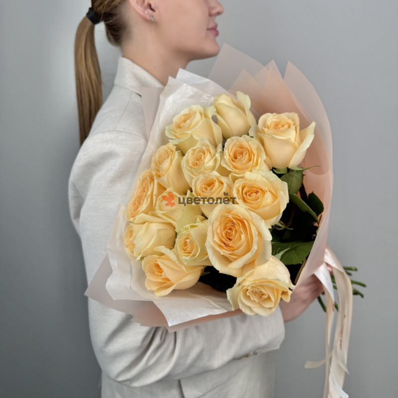 15 персиковых роз